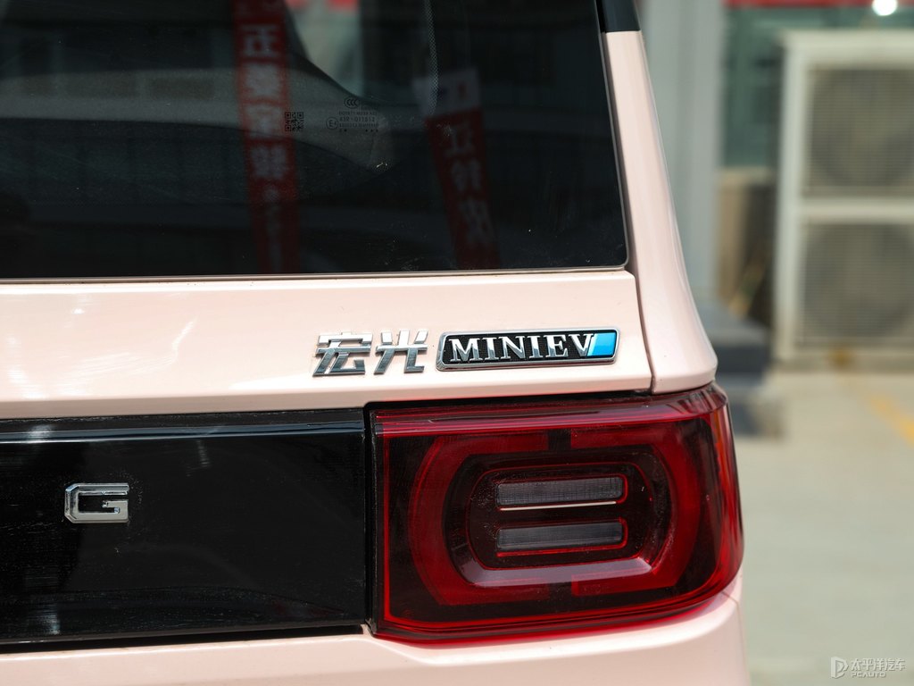 白桃粉宏光MINIEV車尾外觀圖片