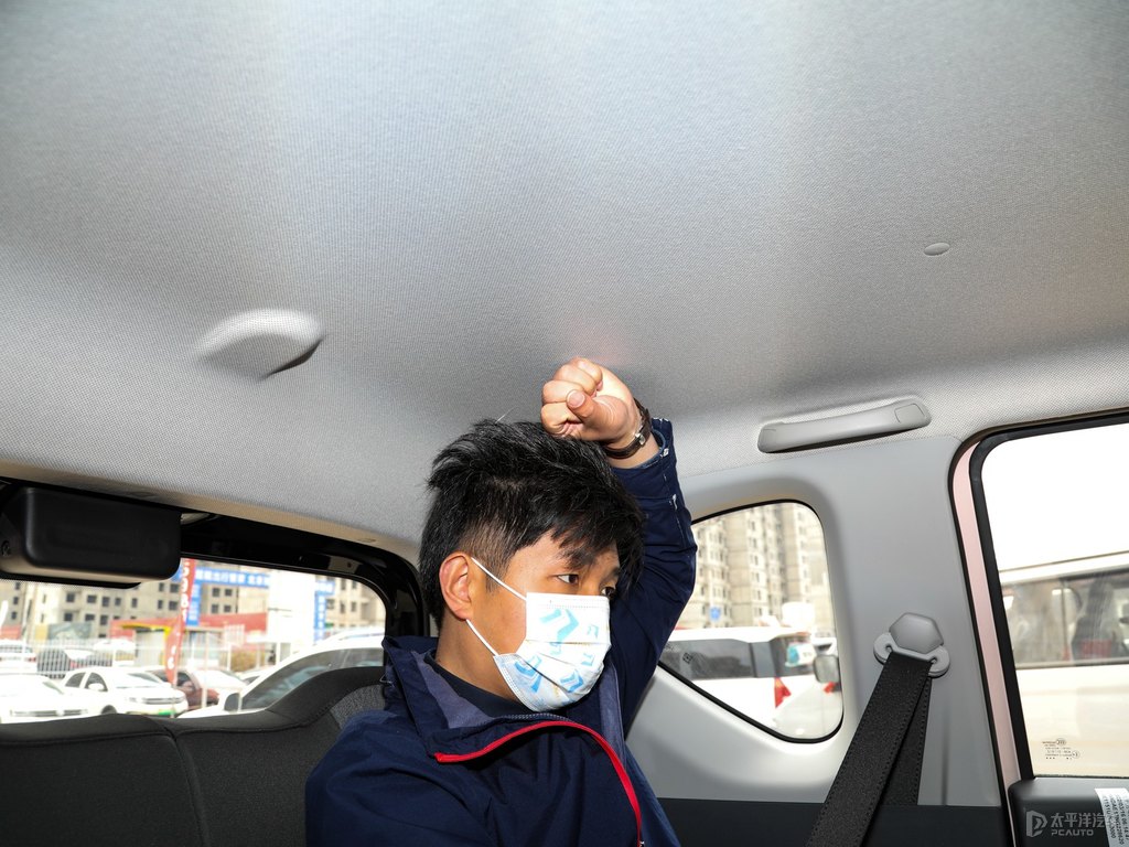 白桃粉宏光MINIEV駕乘空間空間圖片