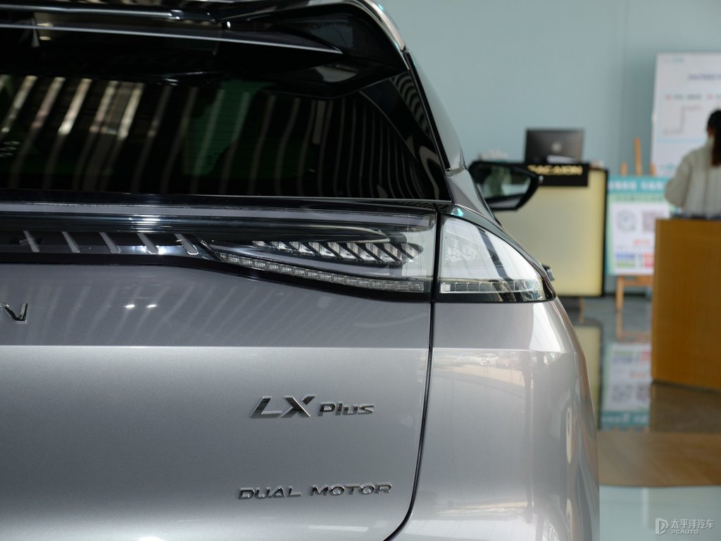 天際灰AION LX車尾外觀圖片