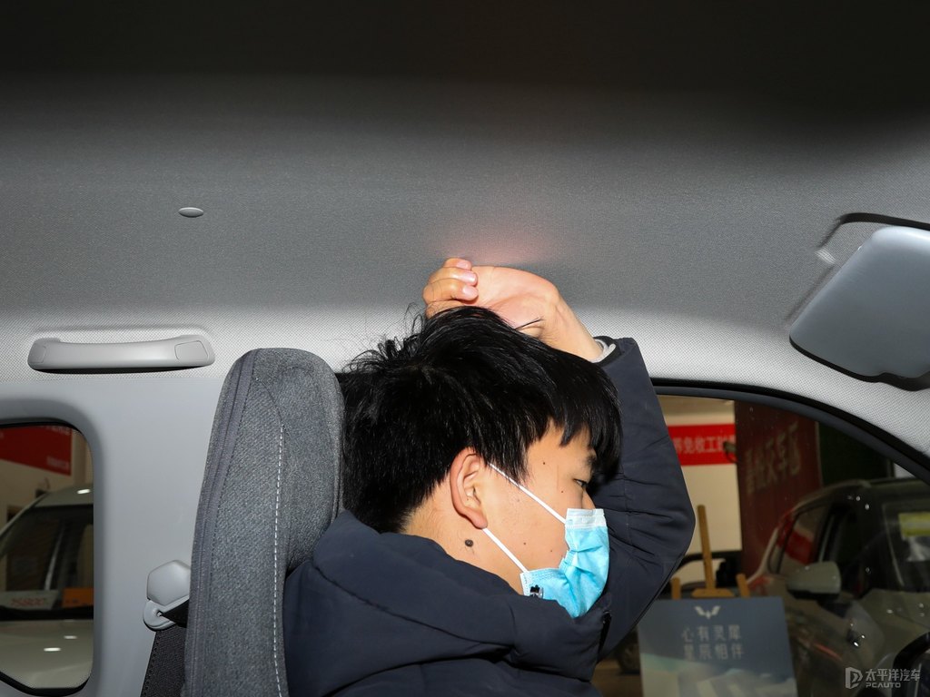 檸檬黃宏光MINIEV駕乘空間空間圖片