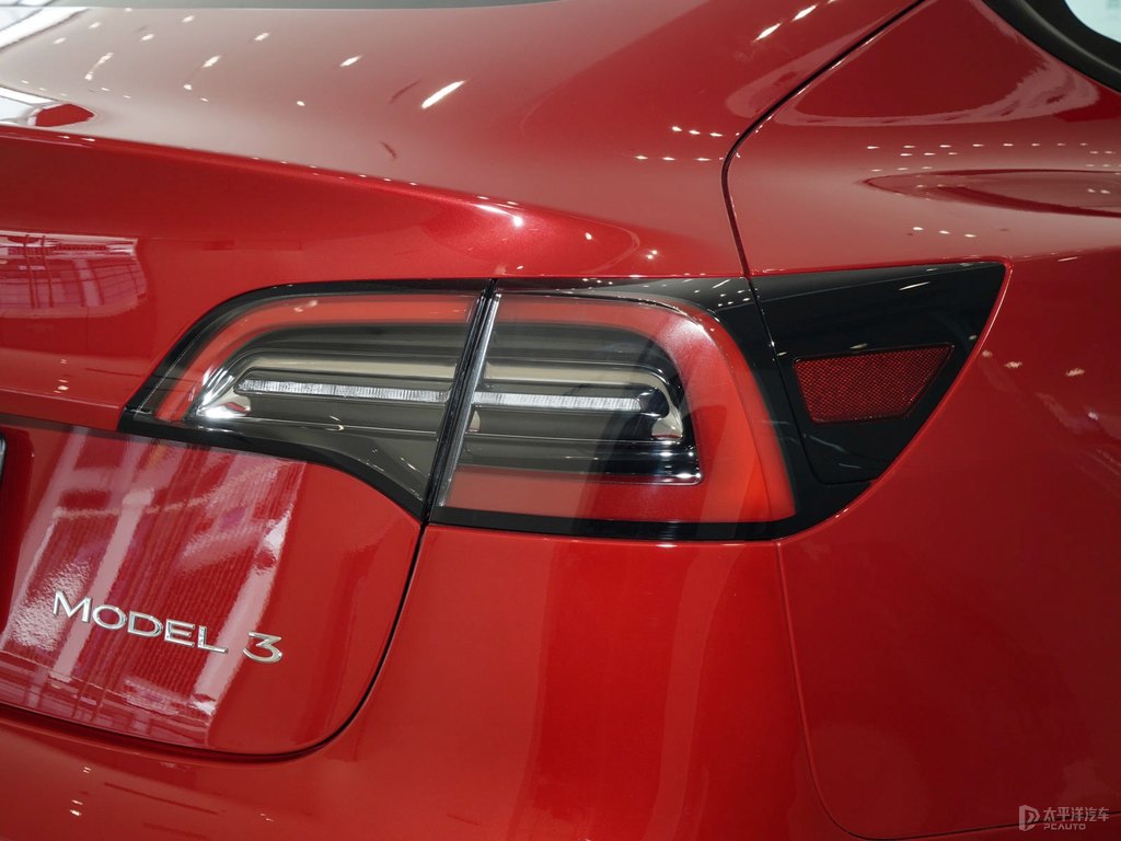 中國紅Model 3車尾外觀圖片
