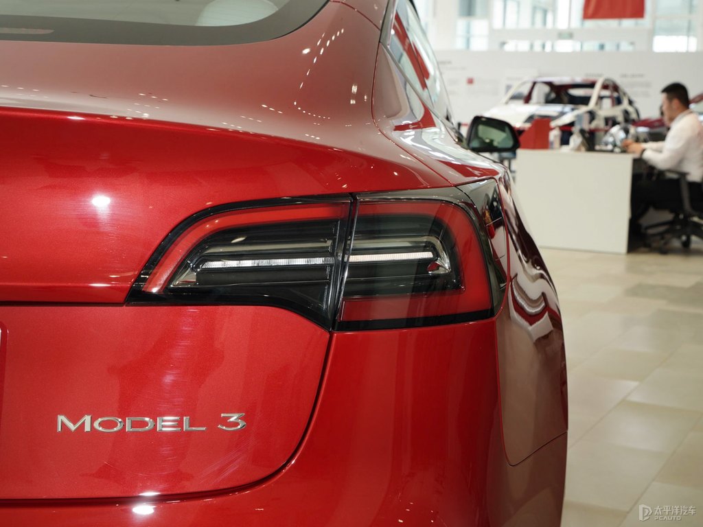 中國紅Model 3車尾外觀圖片