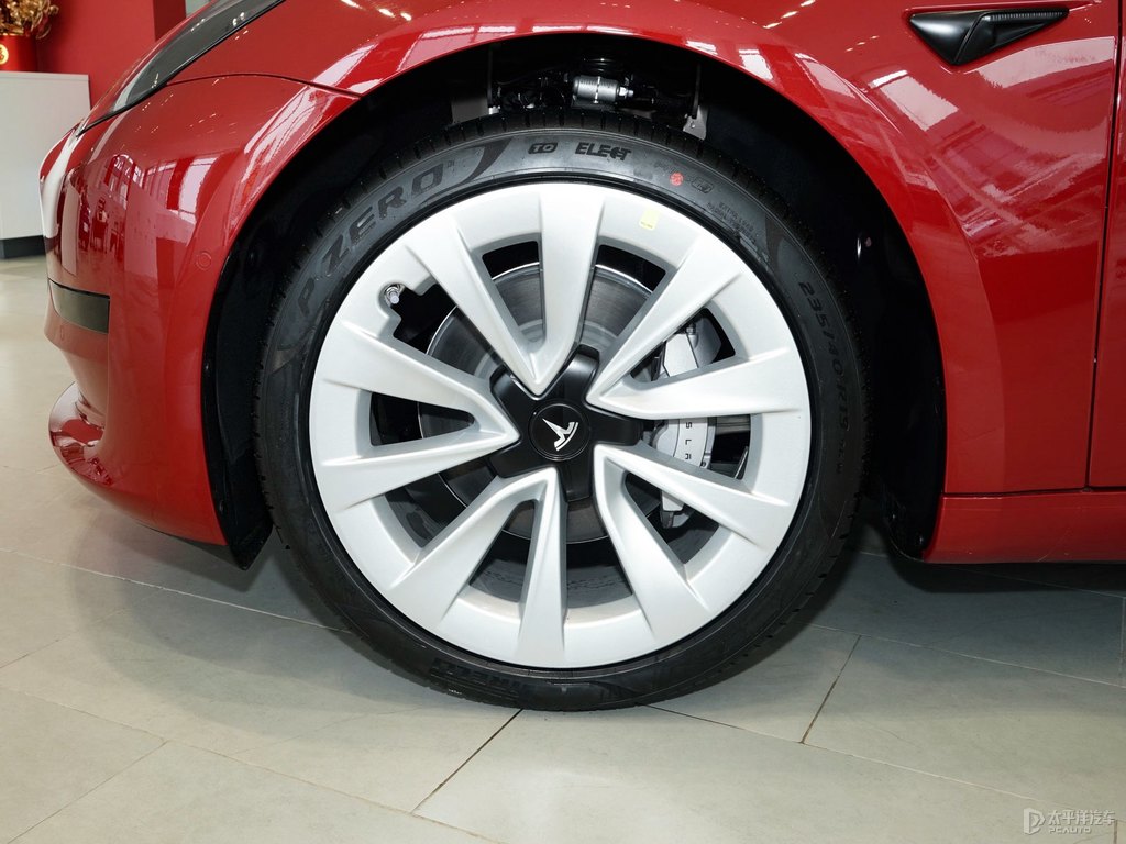 中國紅Model 3車身外觀圖片