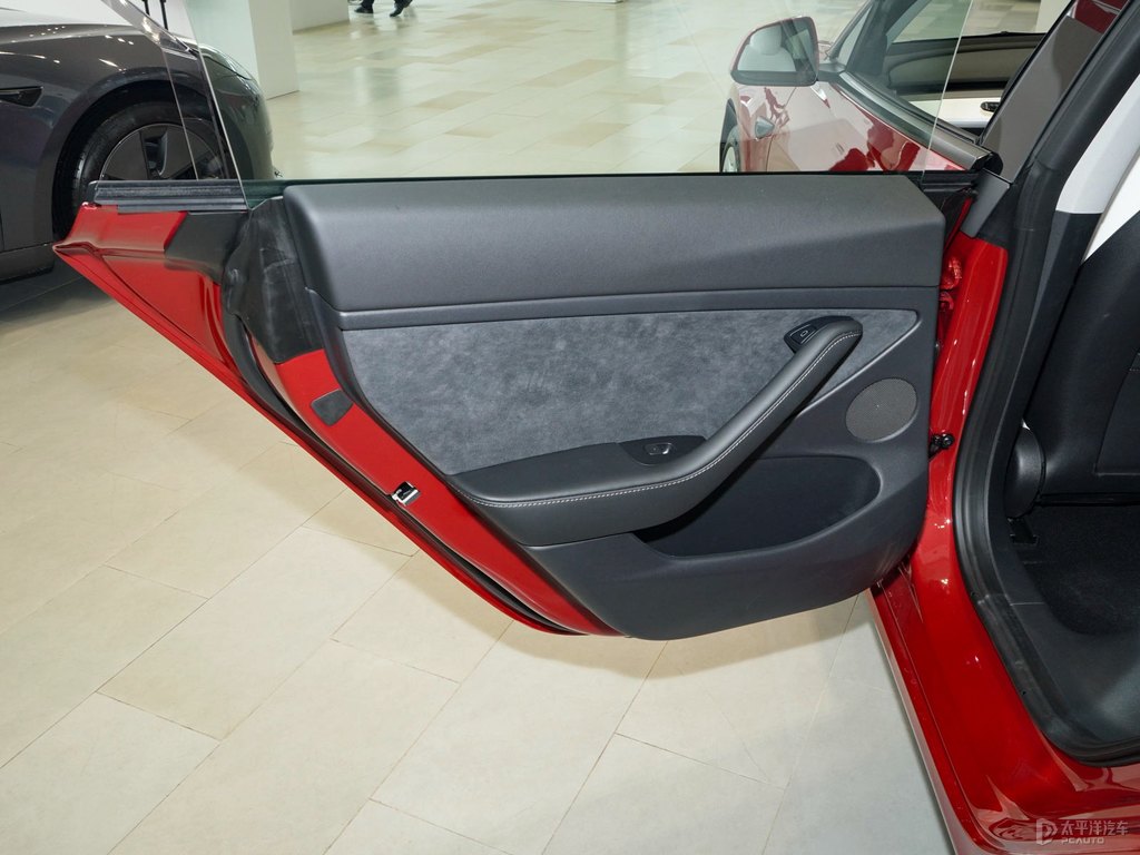 中國紅Model 3車廂內(nèi)飾圖片