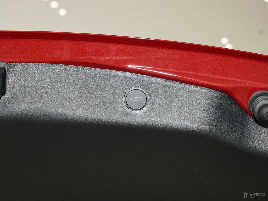 中國紅Model 3后備廂空間圖片