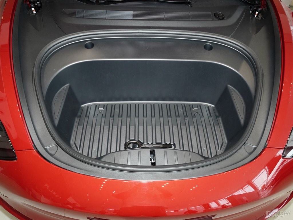 中國紅Model 3后備廂空間圖片