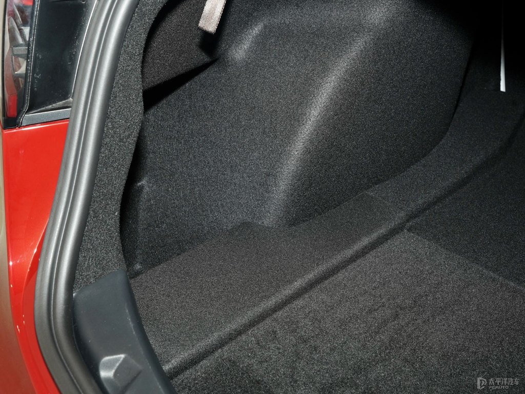 中國紅Model 3后備廂空間圖片