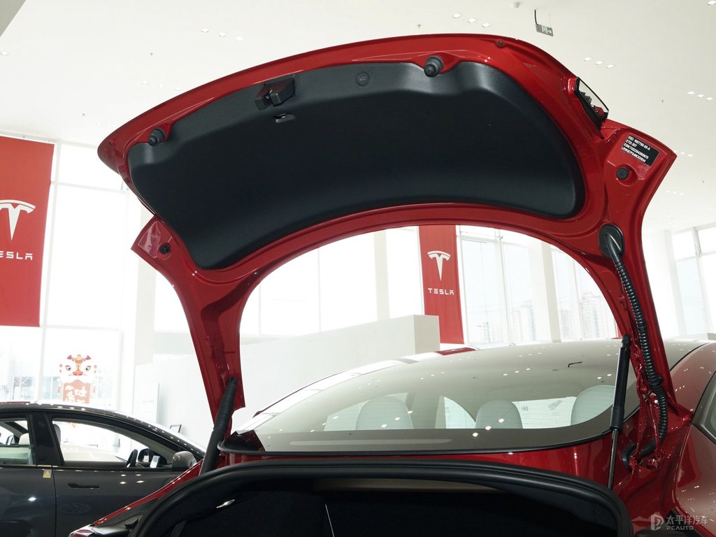 中國紅Model 3后備廂空間圖片