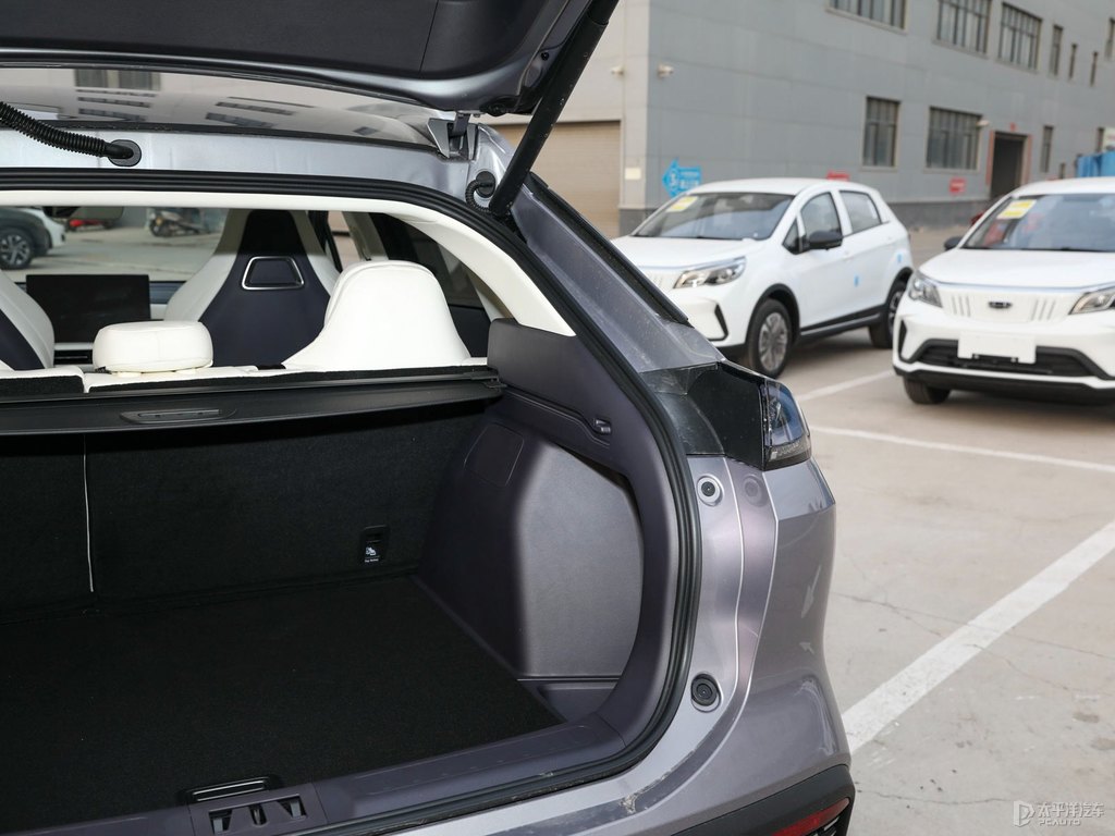 極速銀AION LX后備廂空間圖片