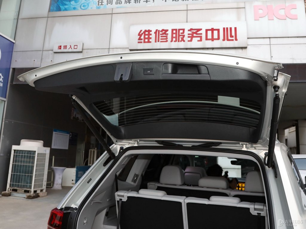 冰島銀途昂后備廂空間圖片