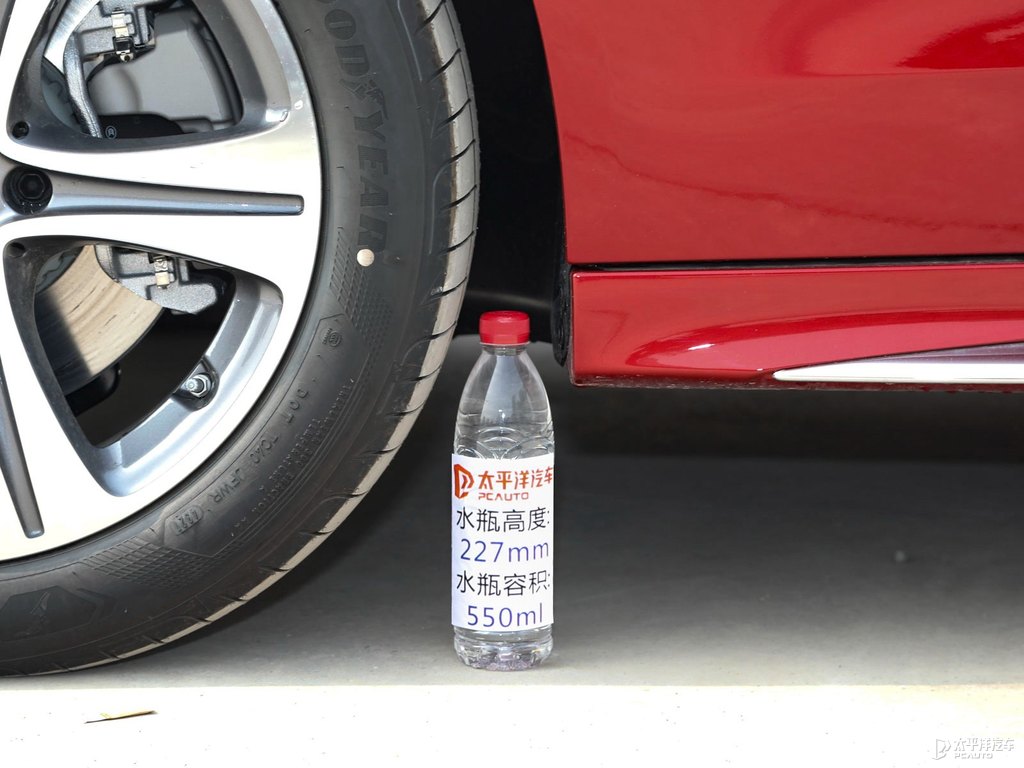 鋯石英紅奔馳C級車身外觀圖片