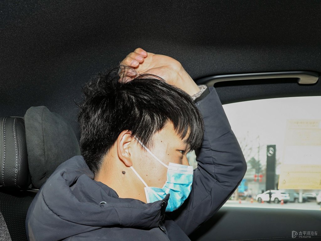 鋯石英紅奔馳C級(jí)駕乘空間空間圖片