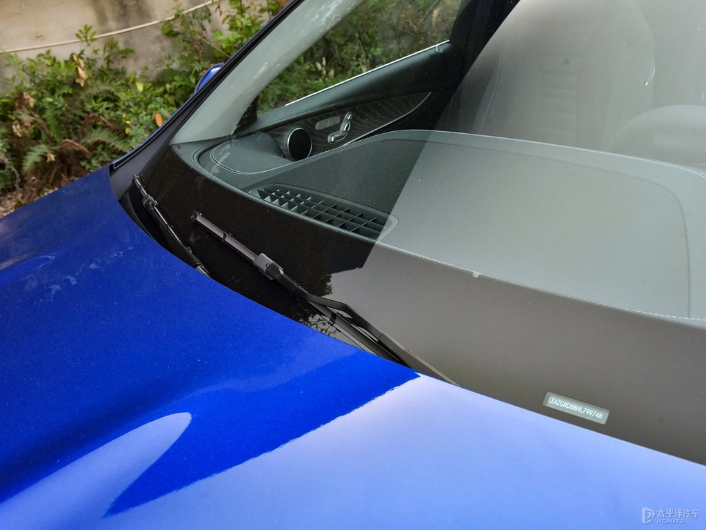 寶石藍奔馳E級車身外觀圖片