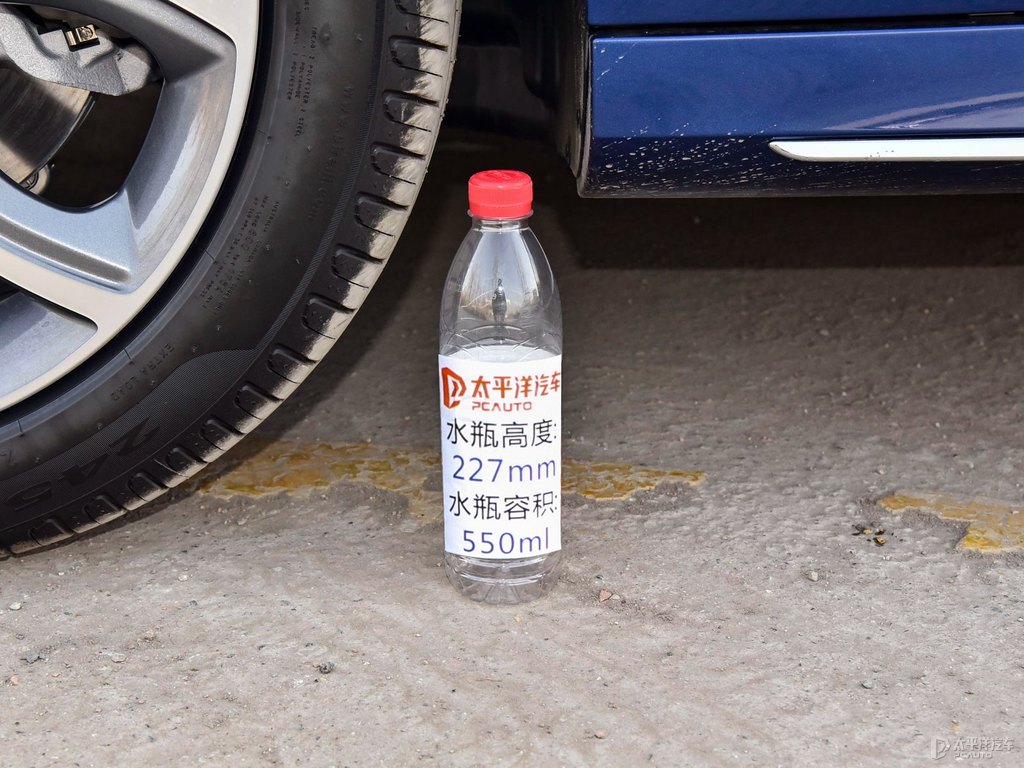 寶石藍奔馳E級車身外觀圖片