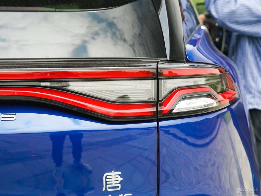 極光藍(lán)唐新能源車(chē)尾外觀圖片