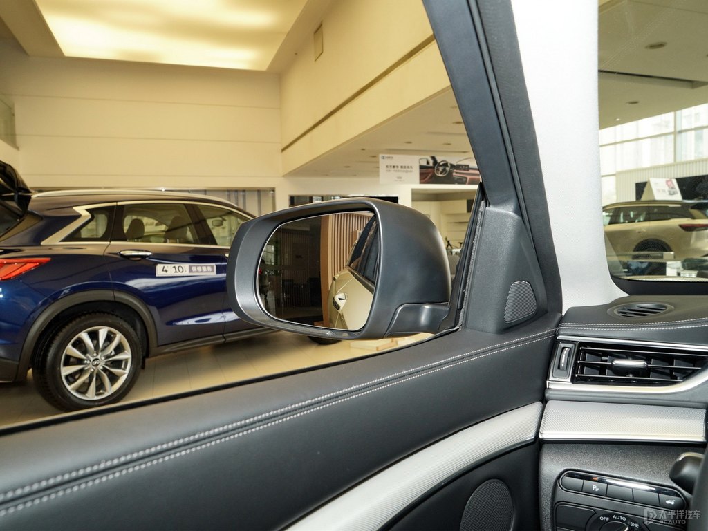 瑩貝白英菲尼迪QX50車尾外觀圖片
