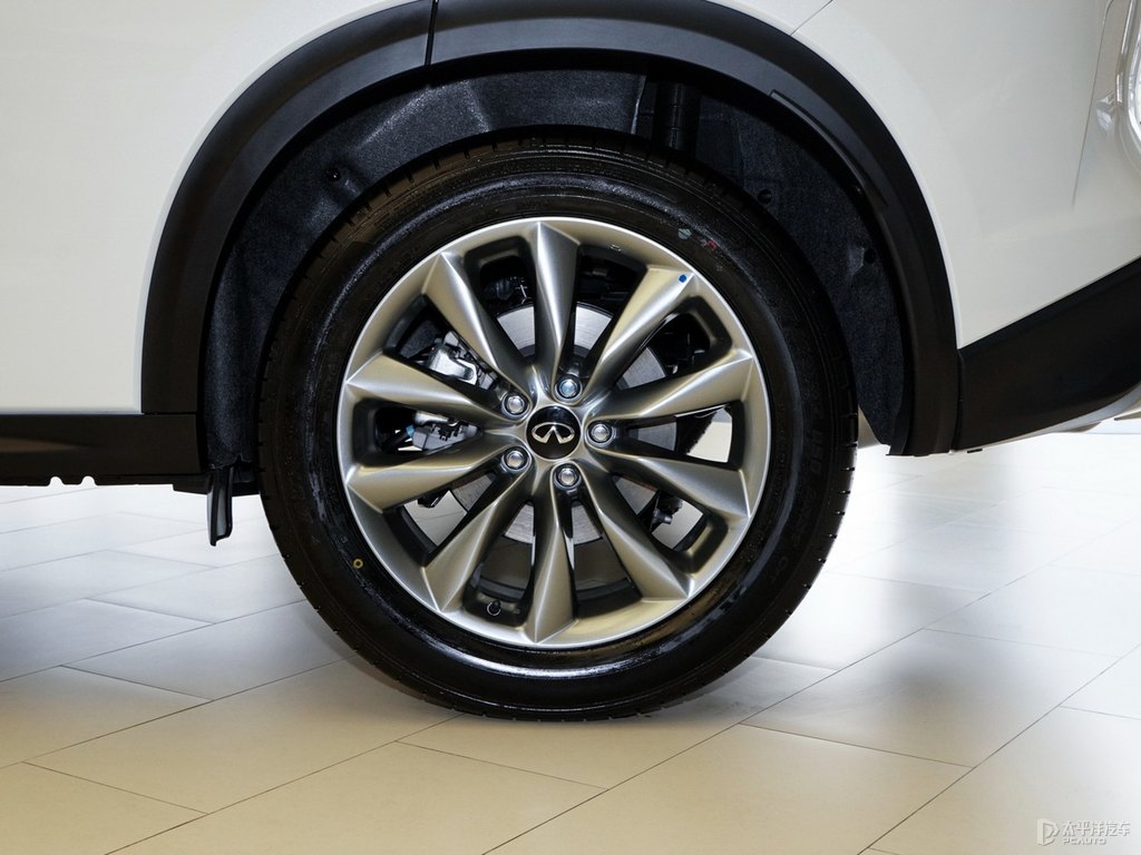 瑩貝白英菲尼迪QX50車(chē)尾外觀圖片