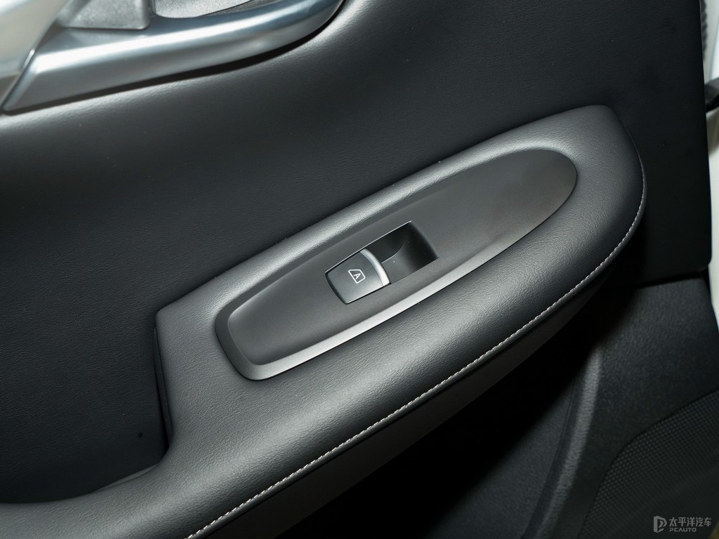 瑩貝白英菲尼迪QX50車廂內(nèi)飾圖片