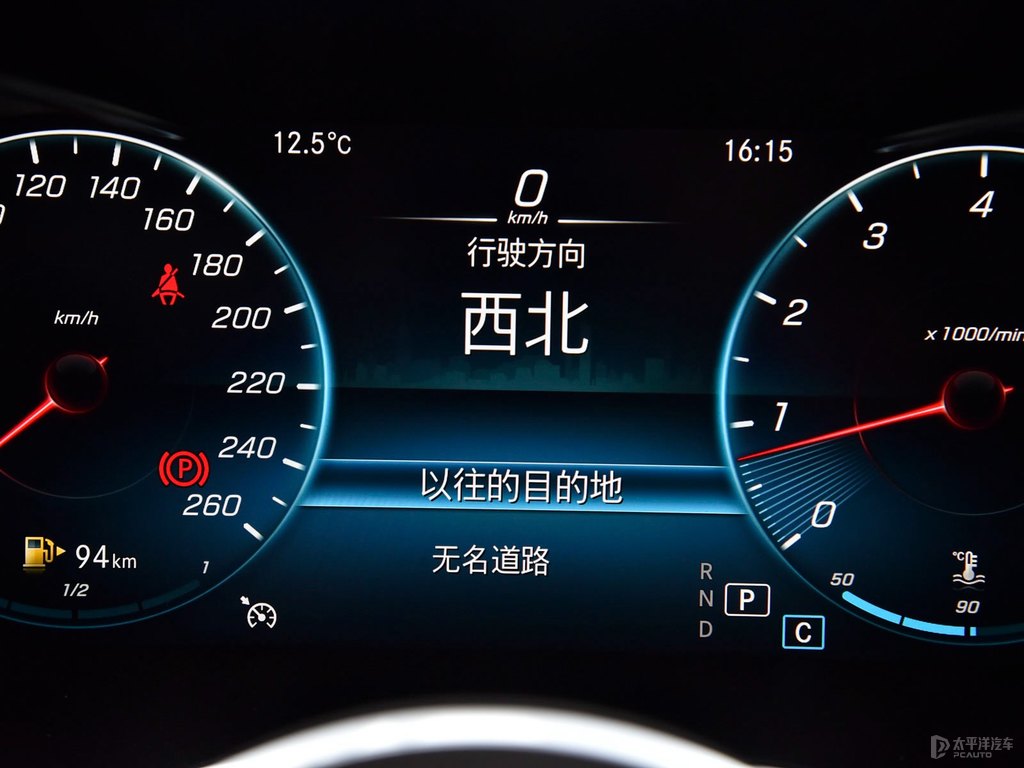 曜巖黑奔馳GLC中控內(nèi)飾圖片