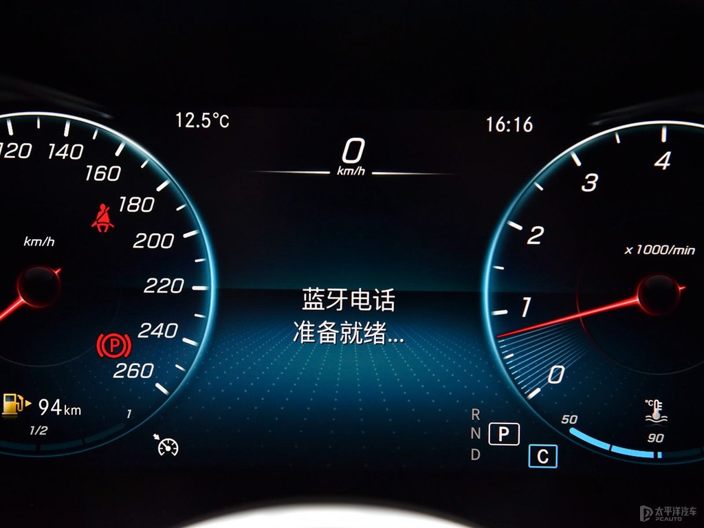 曜巖黑奔馳GLC中控內(nèi)飾圖片