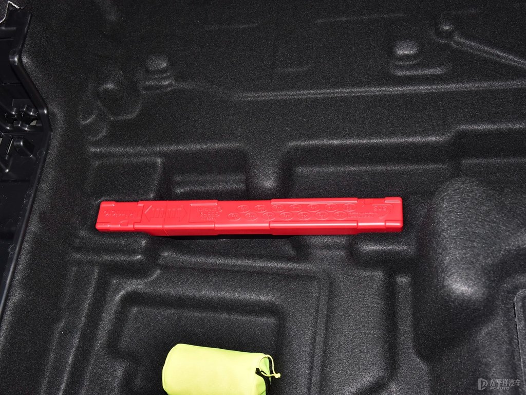曜巖黑奔馳GLC后備廂空間圖片