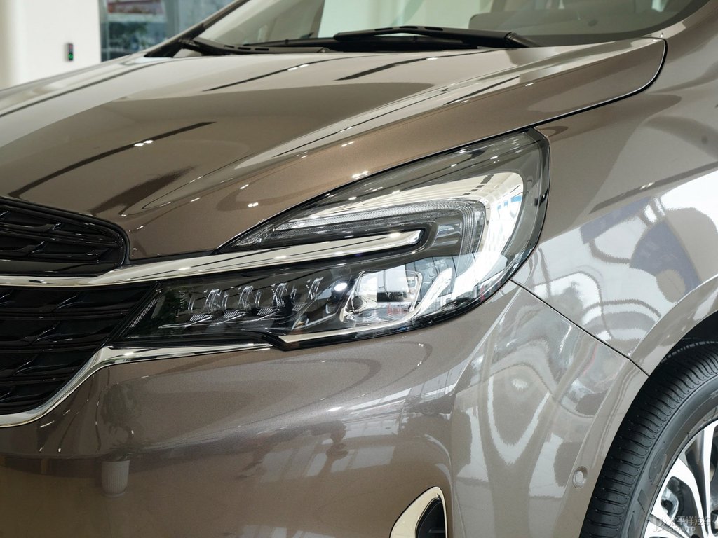 琥珀金別克GL8車頭外觀圖片