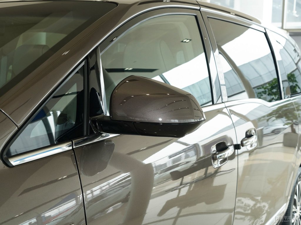 琥珀金別克GL8車身外觀圖片