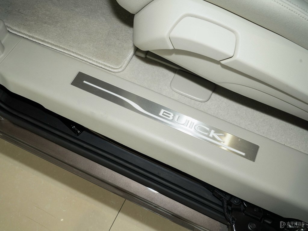 琥珀金別克GL8車廂內(nèi)飾圖片