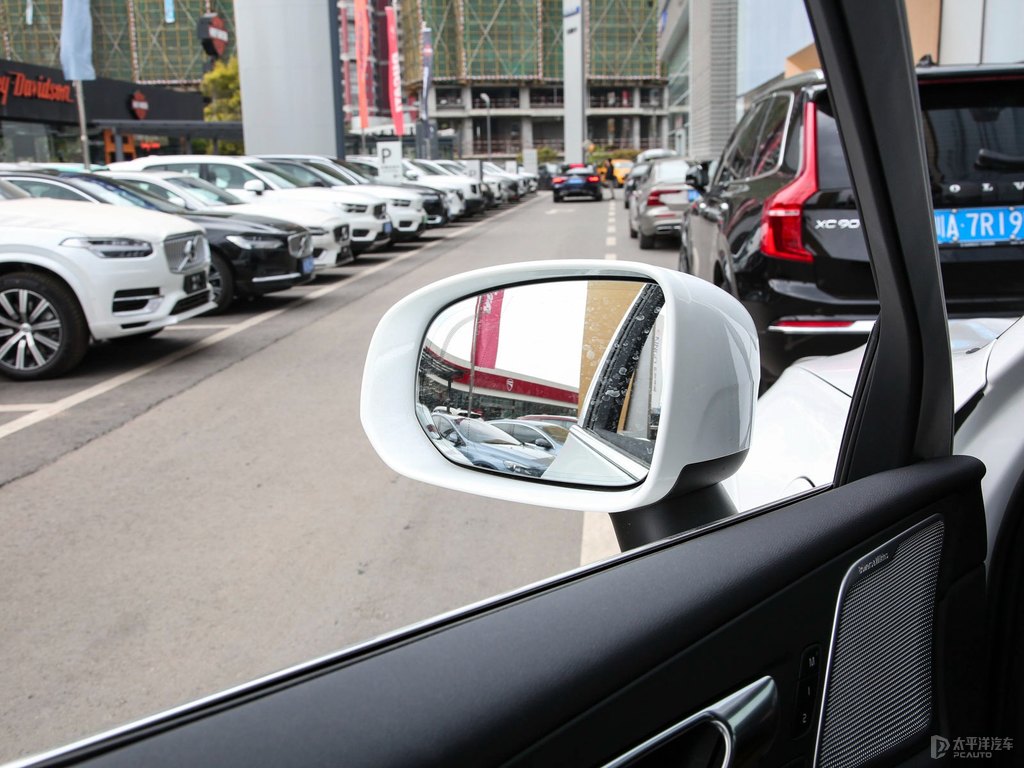 水晶白沃爾沃XC60新能源車身外觀圖片
