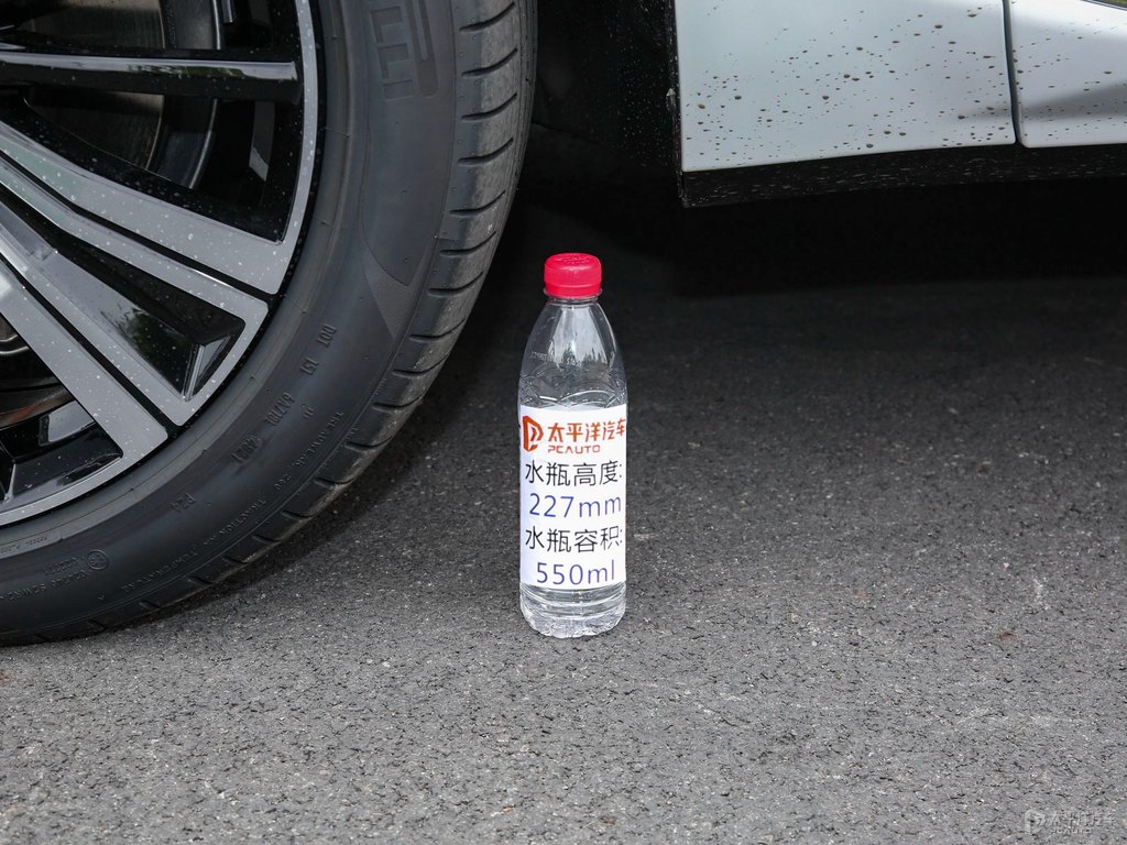 水晶白沃爾沃XC60新能源車身外觀圖片