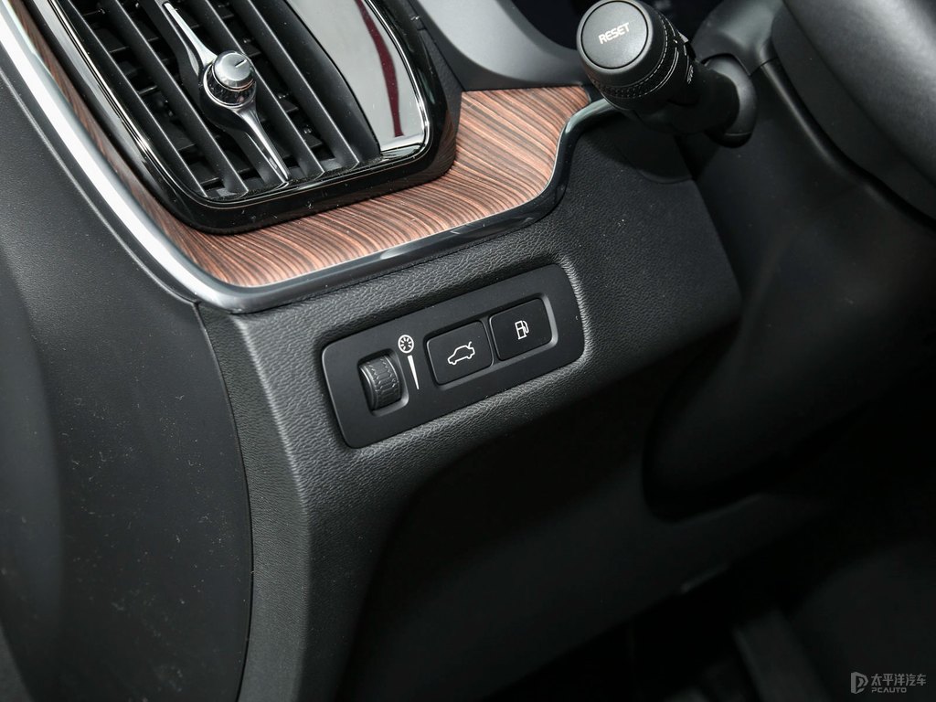 水晶白沃爾沃XC60新能源中控內(nèi)飾圖片