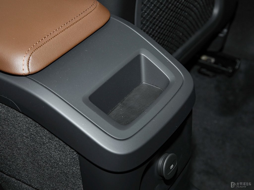 水晶白沃爾沃XC60新能源座椅內(nèi)飾圖片