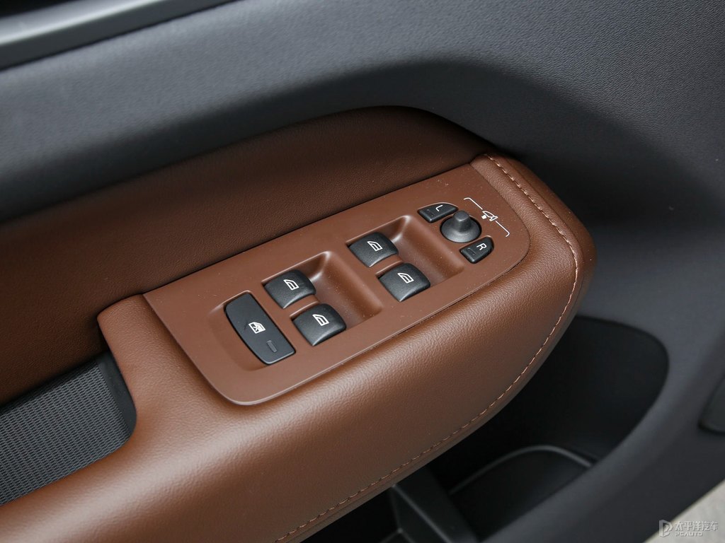 水晶白沃爾沃XC60新能源車廂內(nèi)飾圖片