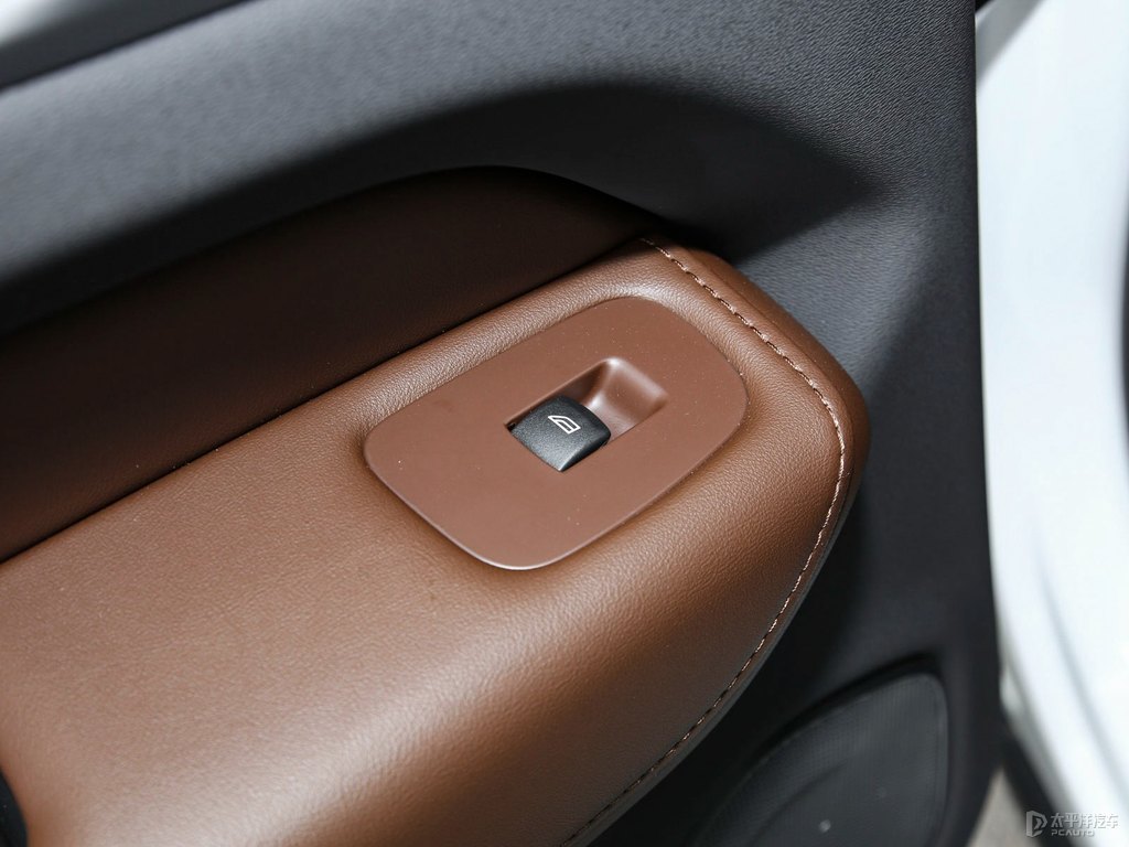 水晶白沃爾沃XC60新能源車廂內(nèi)飾圖片