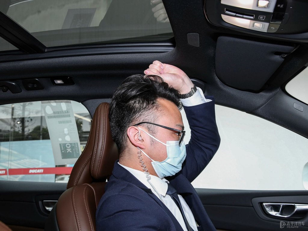 水晶白沃爾沃XC60新能源駕乘空間空間圖片