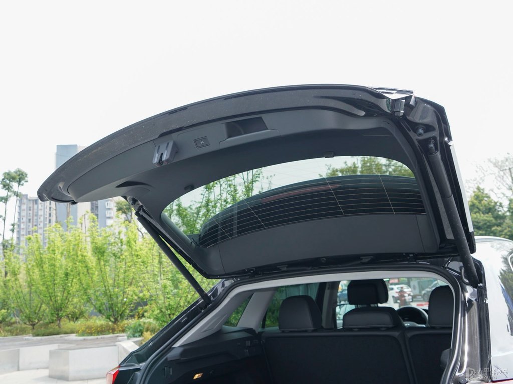 碳晶灰途昂X后備廂空間圖片