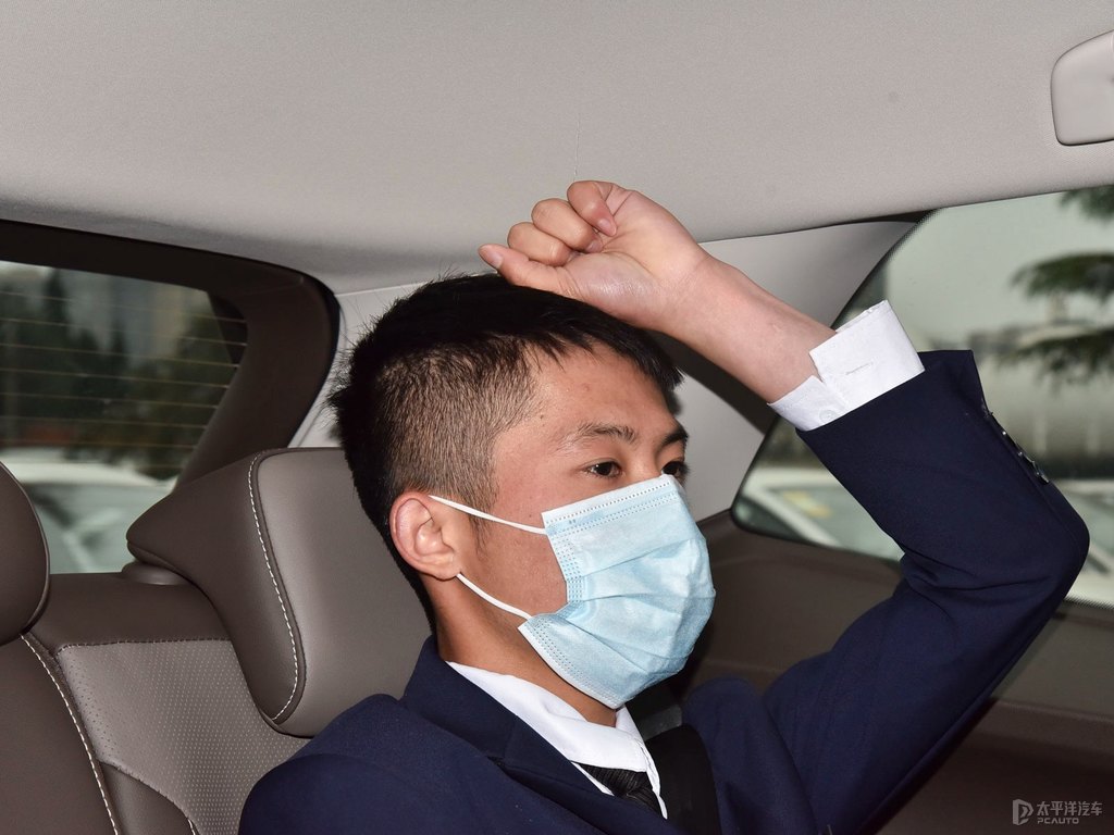 玄武黑威然駕乘空間空間圖片