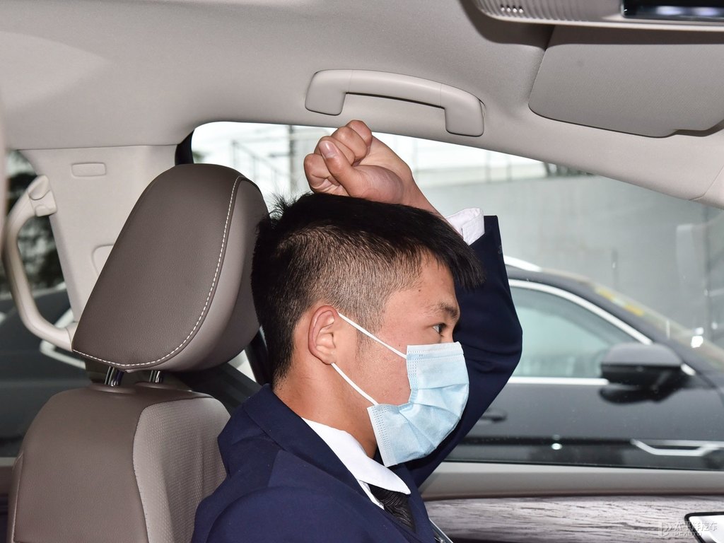 玄武黑威然駕乘空間空間圖片