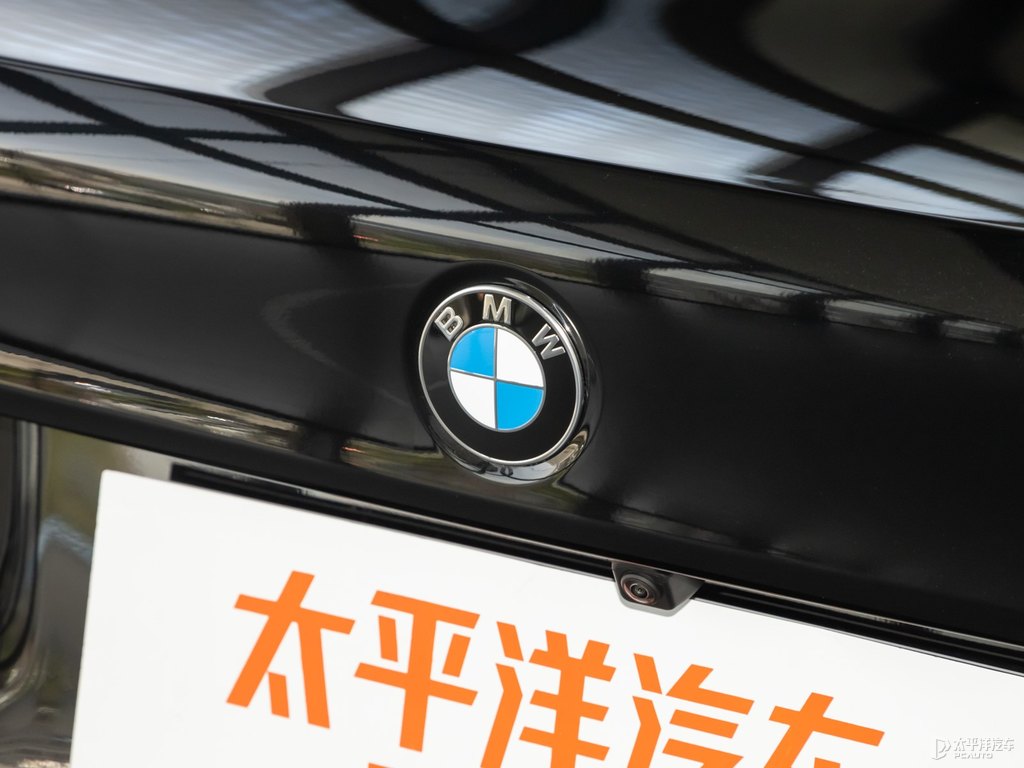 寶石青寶馬5系車尾外觀圖片
