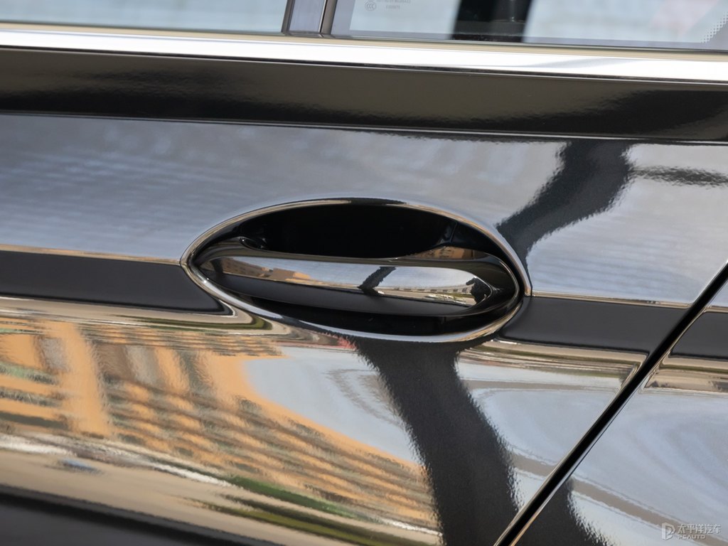 寶石青寶馬5系車身外觀圖片