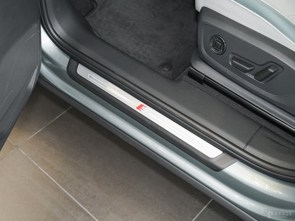 鱷魚綠奧迪Q3 Sportback車廂內(nèi)飾圖片