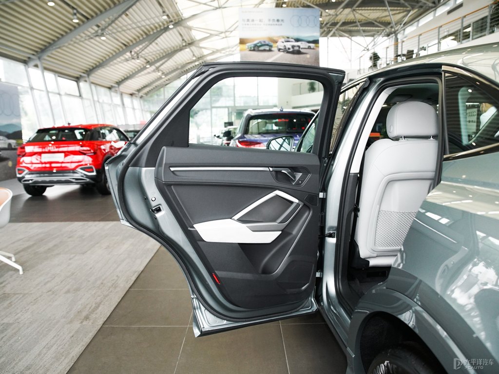 鱷魚綠奧迪Q3 Sportback車廂內(nèi)飾圖片