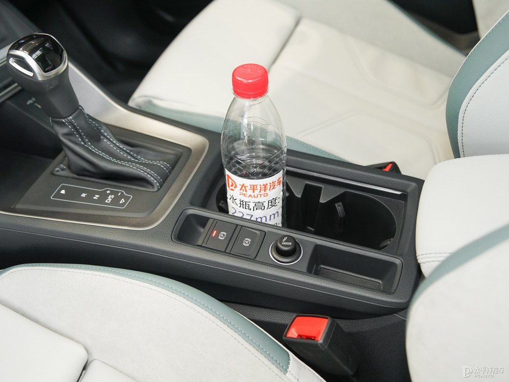 鱷魚綠奧迪Q3 Sportback儲物空間空間圖片