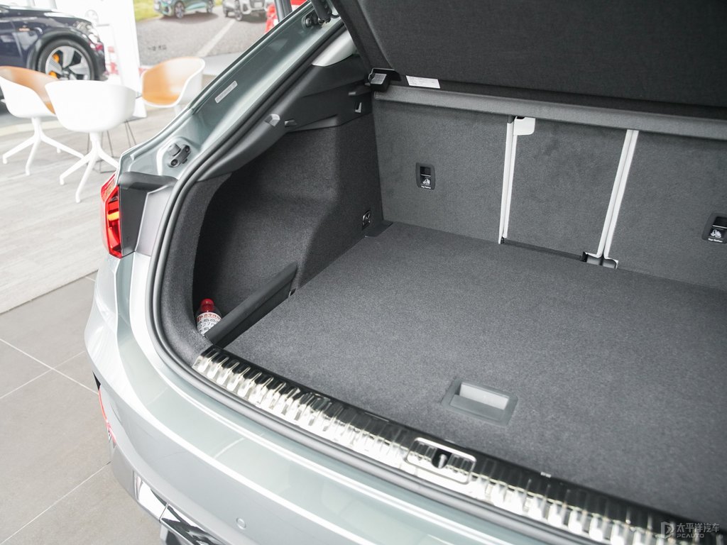 鱷魚綠奧迪Q3 Sportback后備廂空間圖片