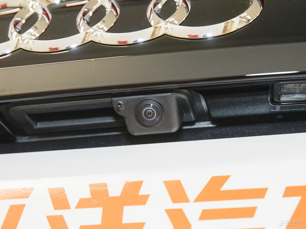天云灰奧迪Q8車尾外觀圖片