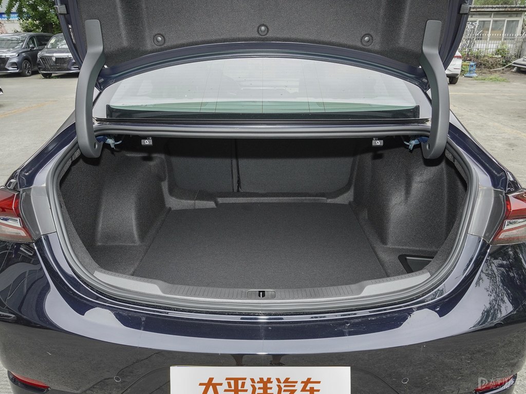 墨玉黑君越后備廂空間圖片