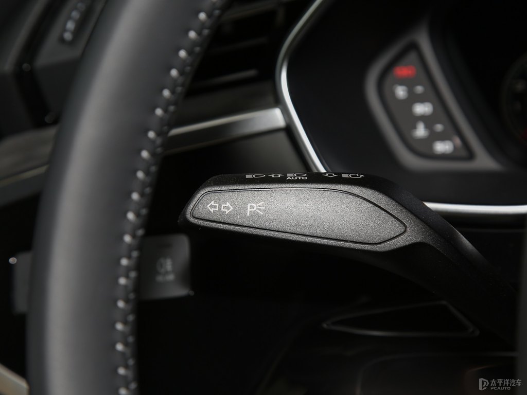 可汗綠奧迪Q3 Sportback中控內(nèi)飾圖片