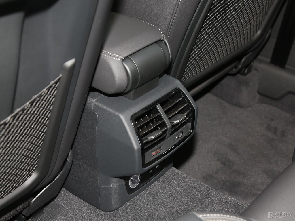 可汗綠奧迪Q3 Sportback座椅內(nèi)飾圖片