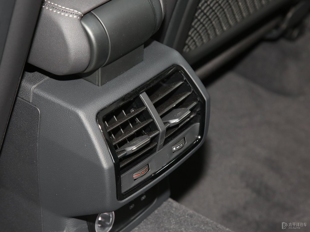 可汗綠奧迪Q3 Sportback座椅內(nèi)飾圖片