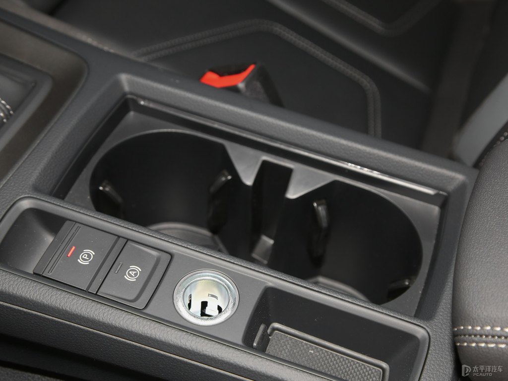 可汗綠奧迪Q3 Sportback儲物空間空間圖片